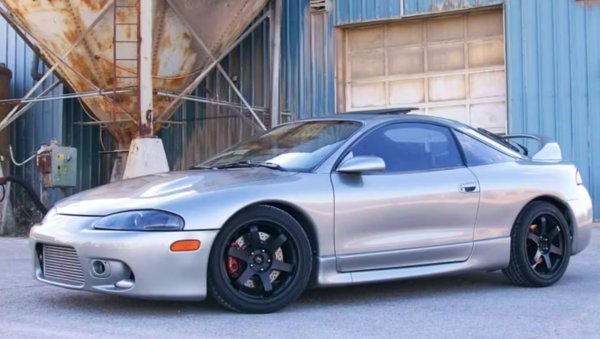 Период на производство: 1990-1994 г. и 1995-1999 г.
През 90-те години се появяват първите две поколения на Mitsubishi Eclipse GSX. Първото поколение GSX се задвижва от 2,0-литров двигател с турбокомпресор и 195 к.с. при 203 Hm въртящ момент. Междувременно второто поколение GSX, което получи пълен редизайн, предлага по-малка мощност &ndash; 210 к.с.
Моделите на Mitsubishi, включващи думата Eclipse, е свързвана с популярния филмов франчайз &bdquo;Бързи и яростни&ldquo;. Въпреки че GSX придобива популярност в Япония и в други части на света, конкуренцията е много тежка. Купето със задвижване на всички колела трябва да се бори с автомобили като Nissan GT-R. Това е чудовище по отношение на производителността в стандартна форма в сравнение със своите съвременници, плюс това, че можете да изтръгнете много повече от него с подходяща настройка. Възможностите за настройка на Eclipse GSX го превръщат в убиец на мъсъл коли през 90-те години.
